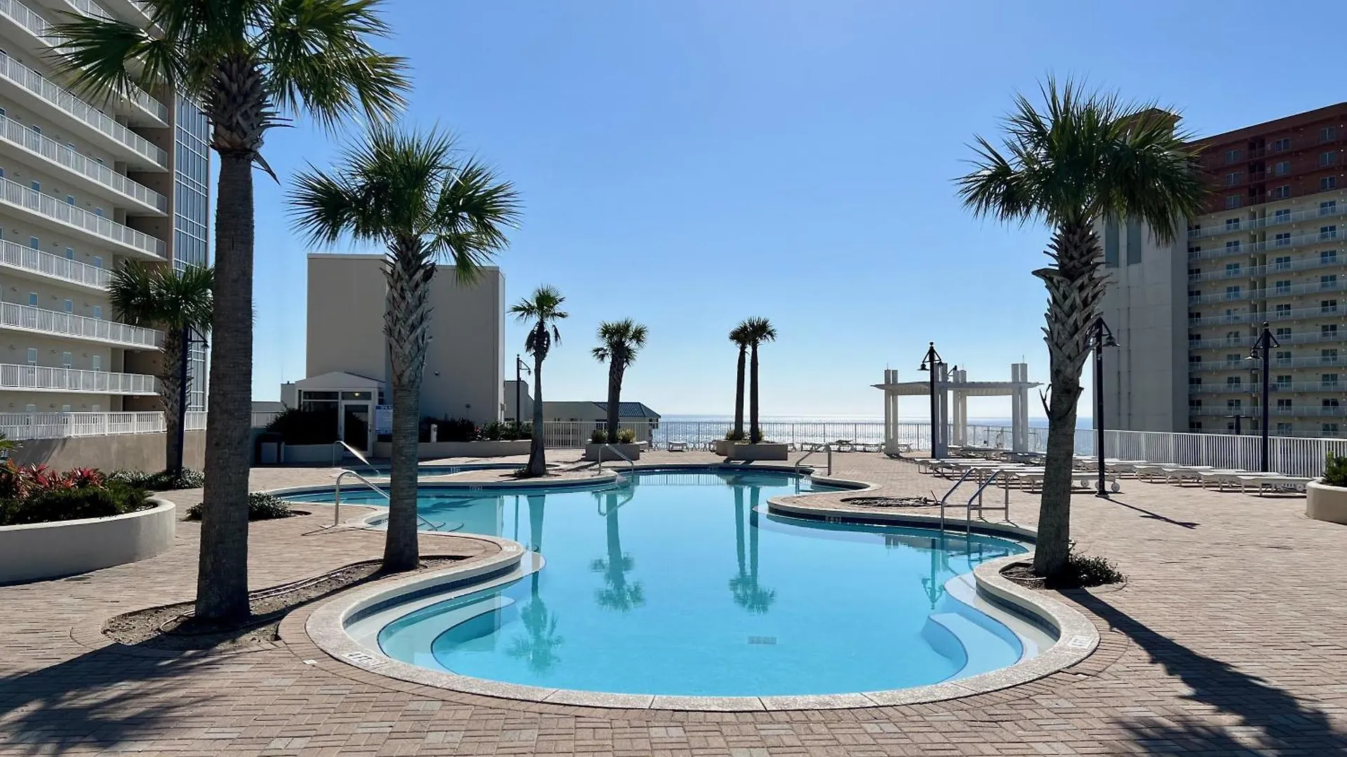 Spacious Beachfront Condo! Sleeps 8 With Gulf Views! Panama City Beach Lägenhet